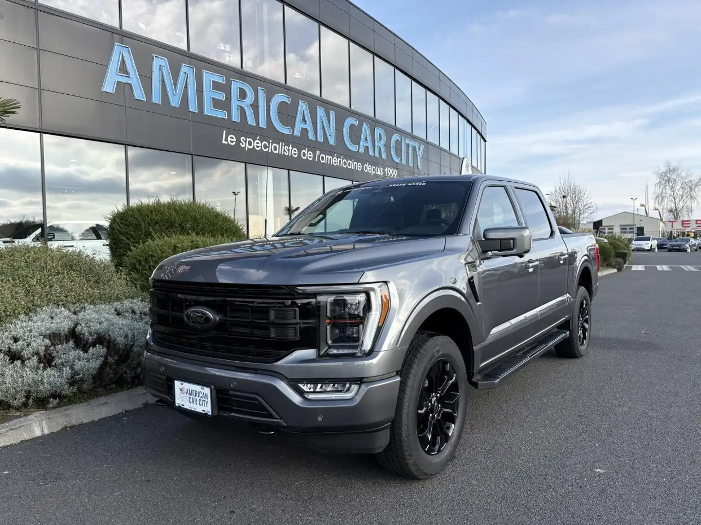 Ford F 150 Supercrew LARIAT Black Package V8 5.0L FLEXFUEL Grijs - 1