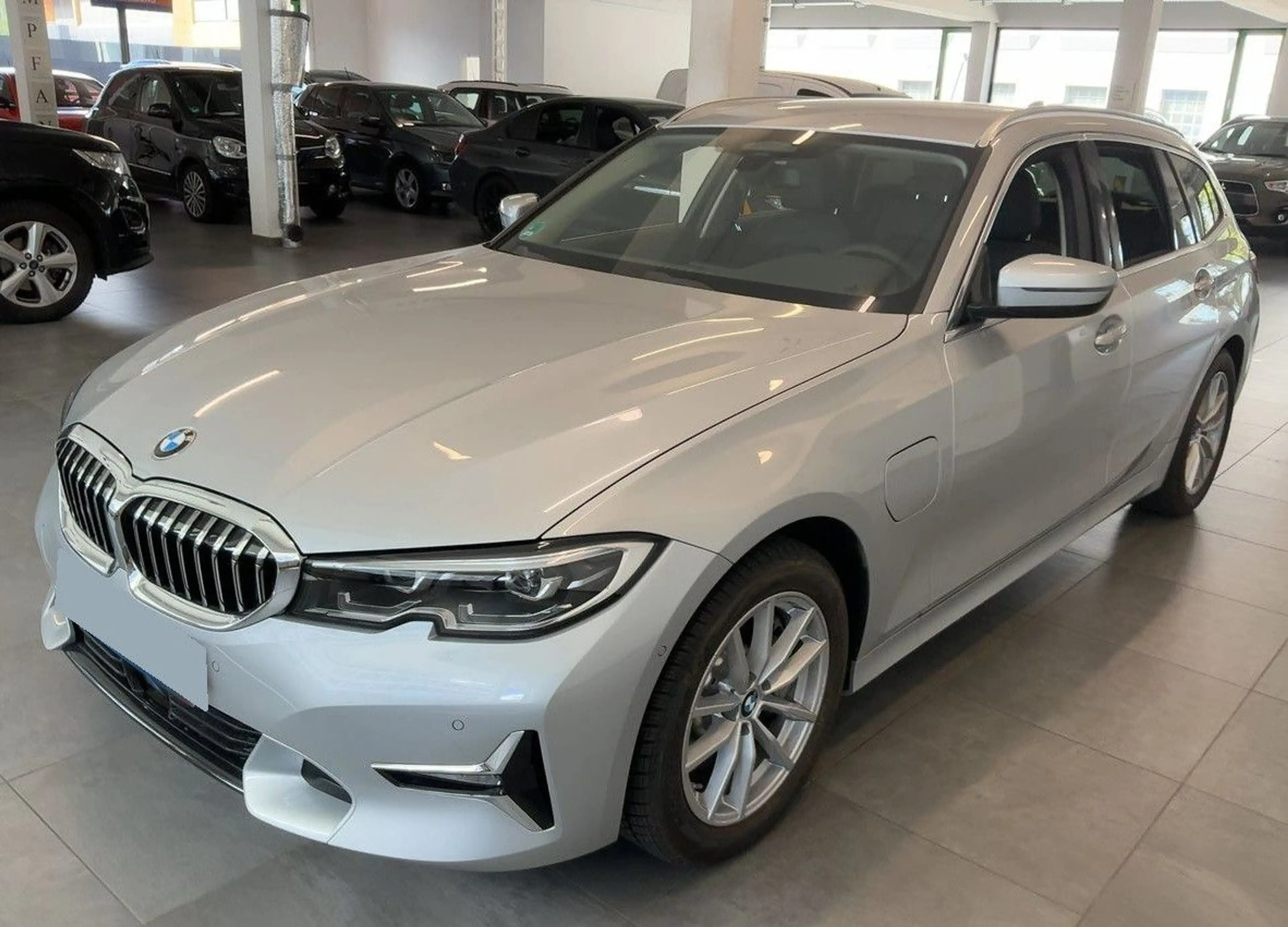 BMW 330 e Luxury Line*erst echte 460km*NEUWERTIG*