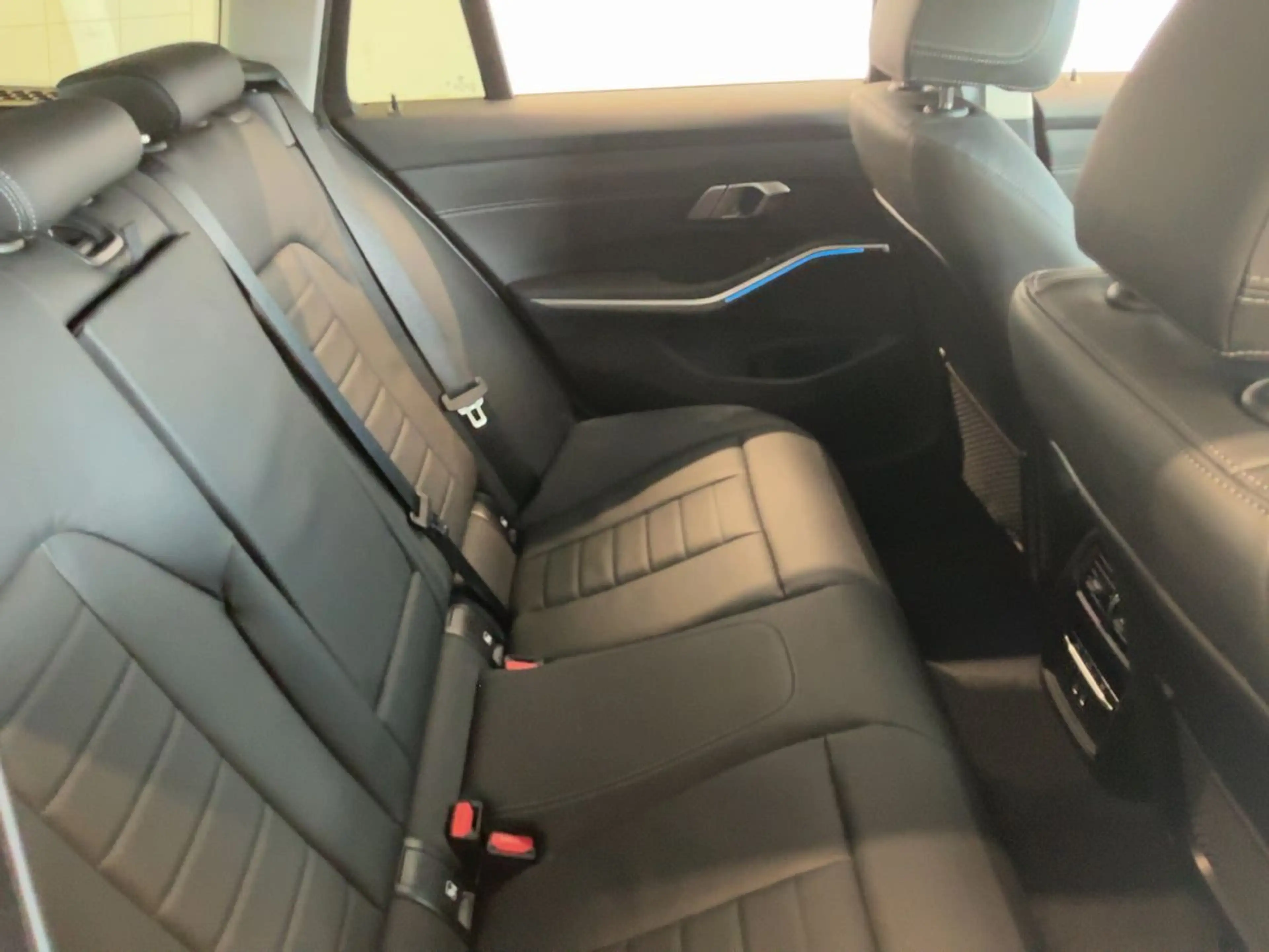 BMW 330 e Luxury Line*erst echte 460km*NEUWERTIG* — photo 7