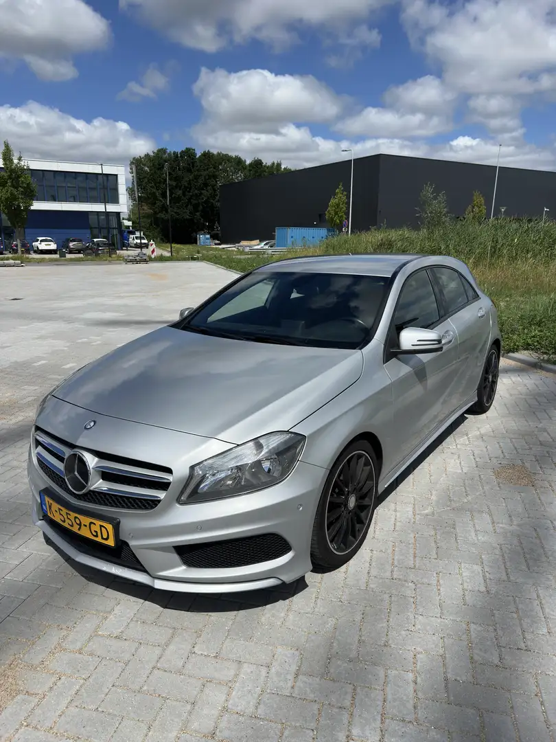Mercedes-Benz A 180 Black Edition AMG-Line Grijs - 1