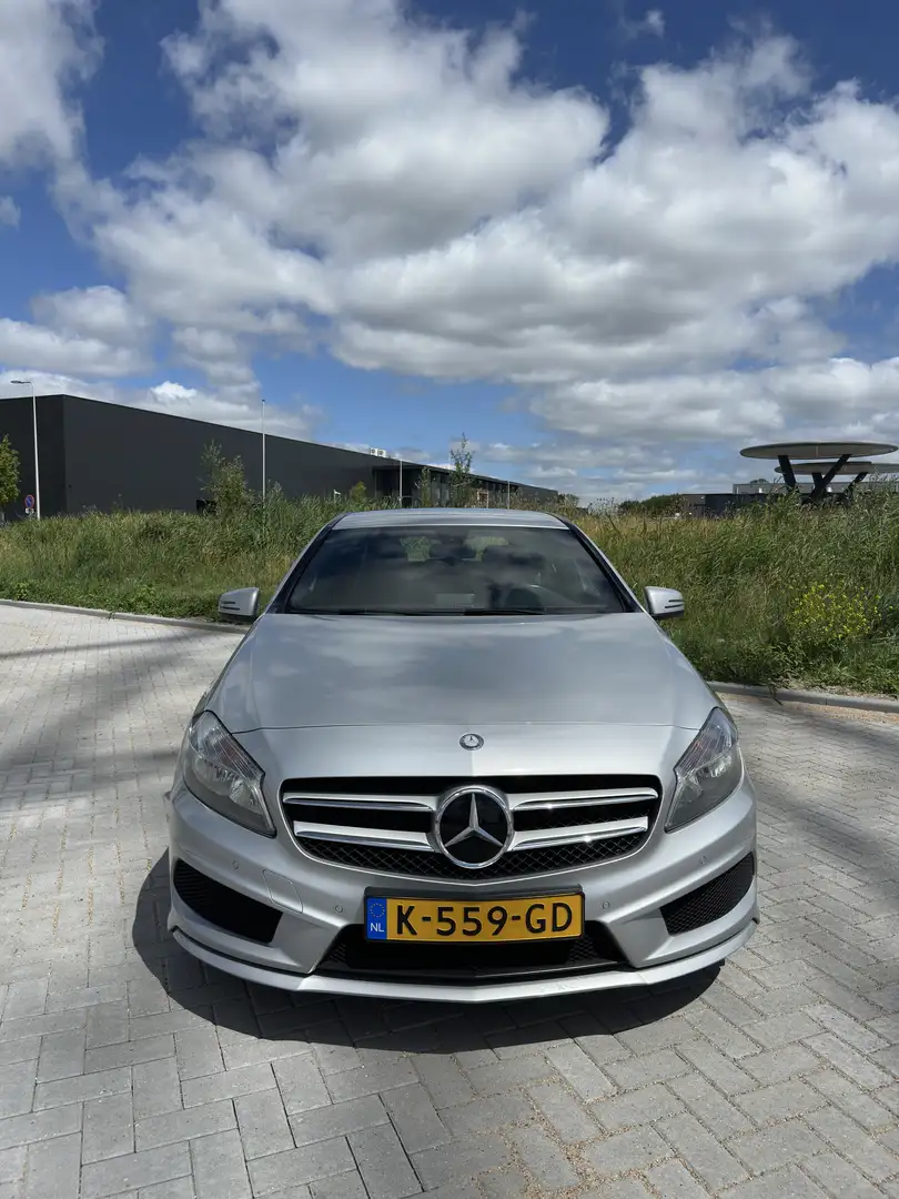 Mercedes-Benz A 180 Black Edition AMG-Line Grijs - 2