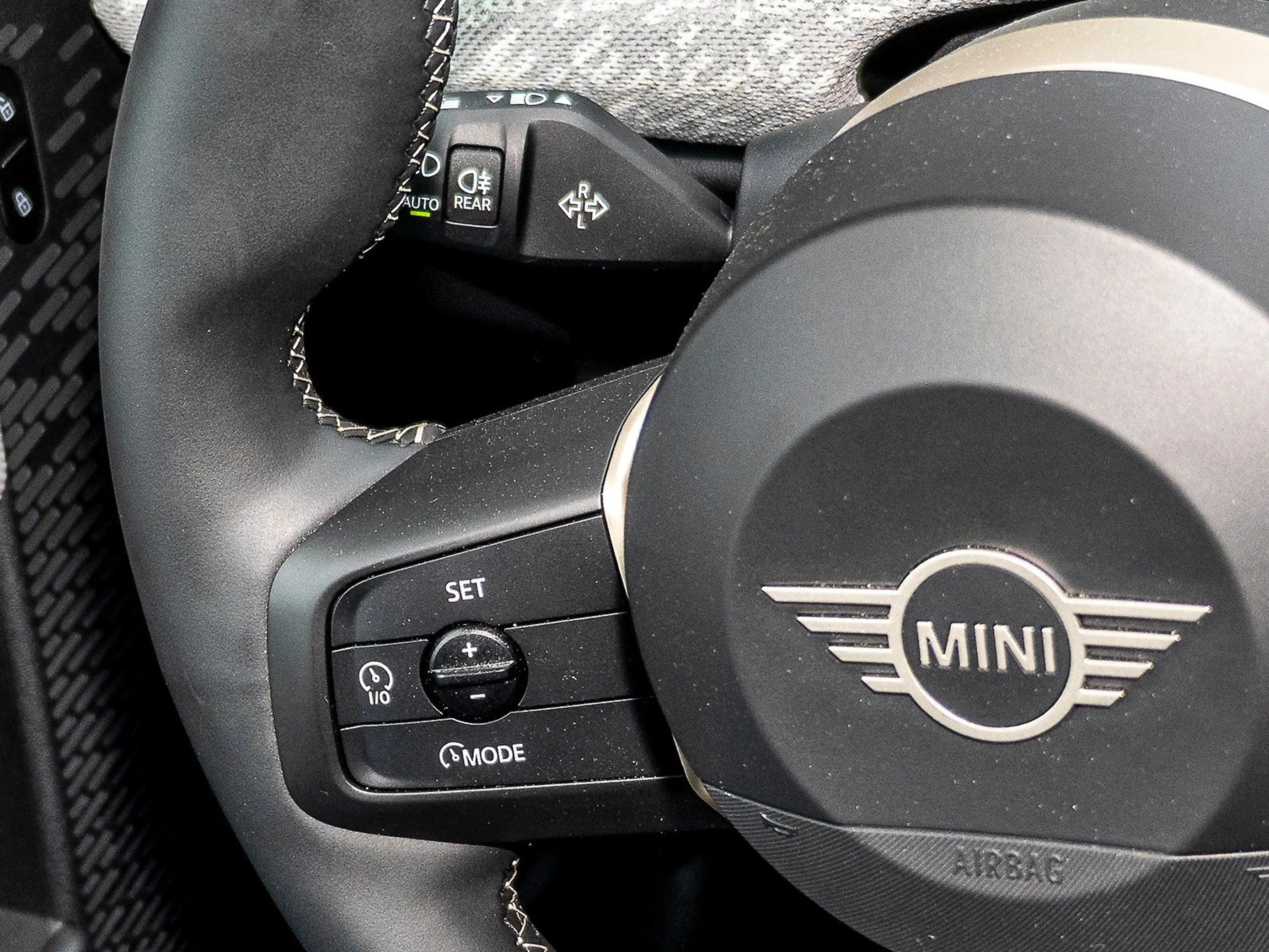 MINI Cooper C HUD SHZ Komfortzg Navi LED Kamera — photo 11