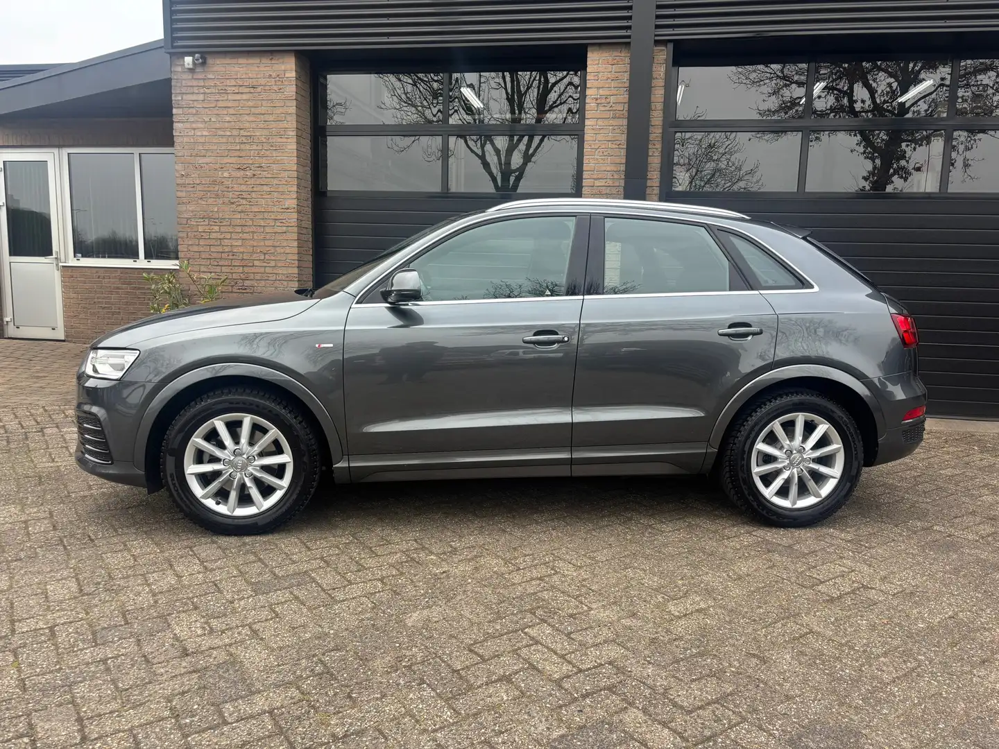 Audi Q3 1.4 TFSI CoD Sport Pro Line S Gris - 2