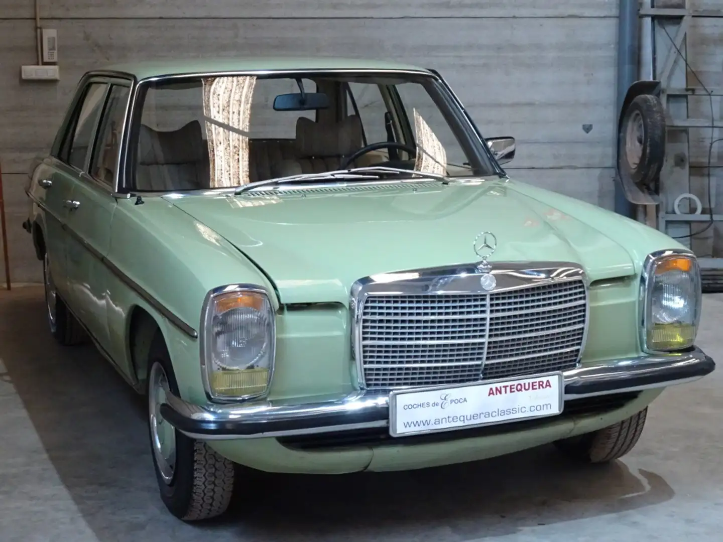 Mercedes-Benz 230 230.4 Verde - 1