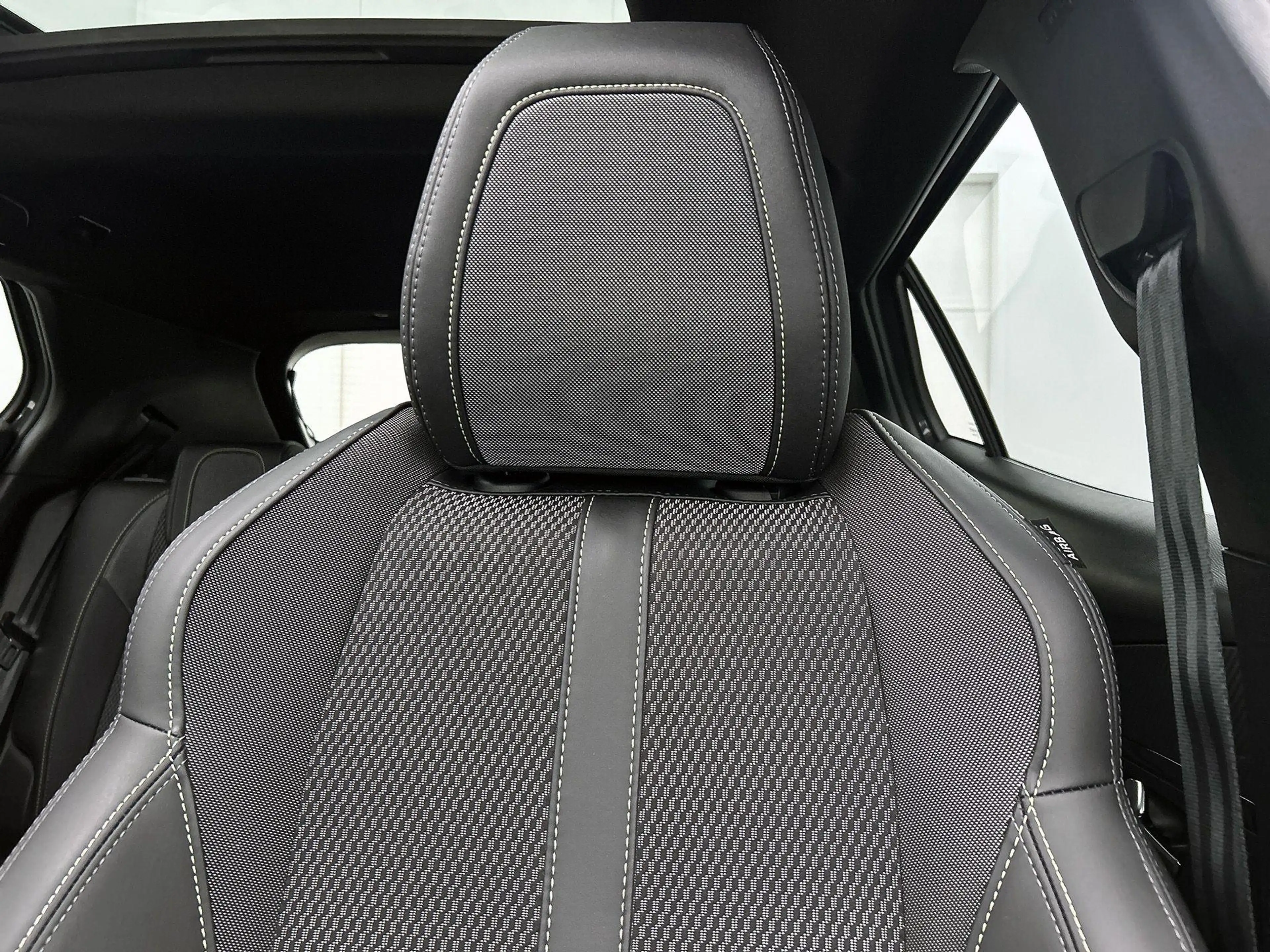 Peugeot 2008 SUV GT Hybrid 145pk Automaat | Navigatie | Panoram — photo 9
