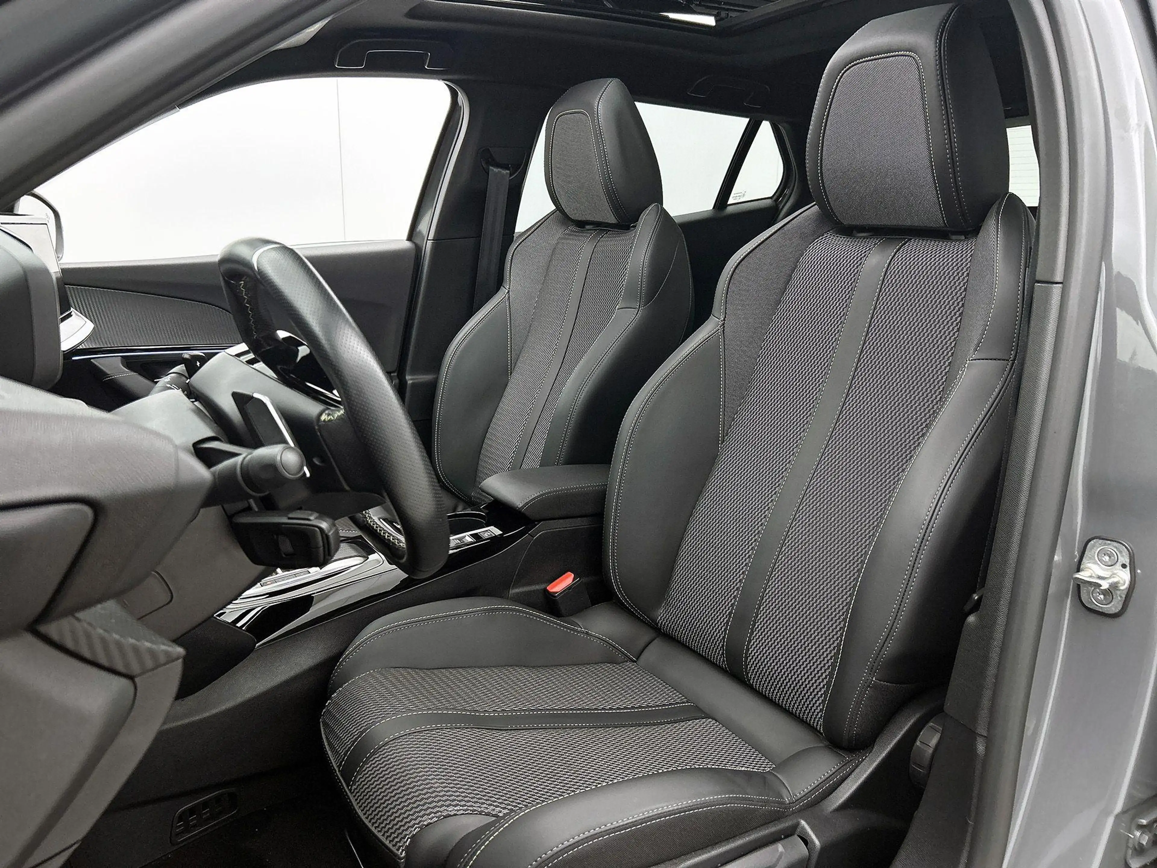 Peugeot 2008 SUV GT Hybrid 145pk Automaat | Navigatie | Panoram — photo 4