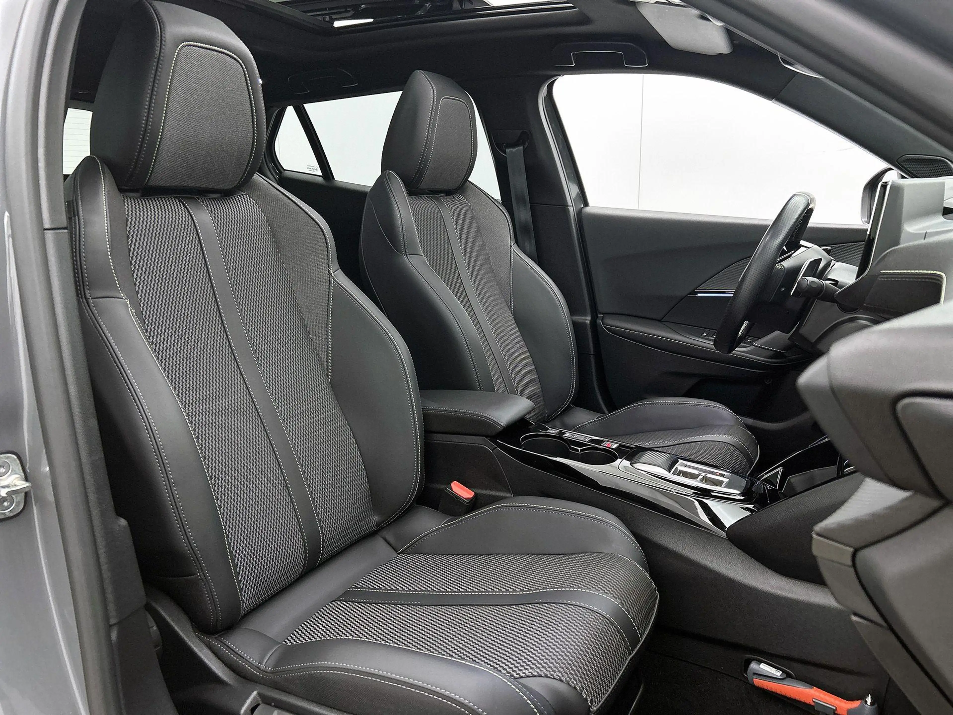 Peugeot 2008 SUV GT Hybrid 145pk Automaat | Navigatie | Panoram — photo 8