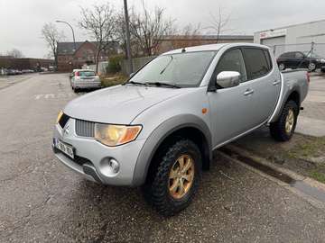 2.5 Turbo DI-D 4WD Invite Everest