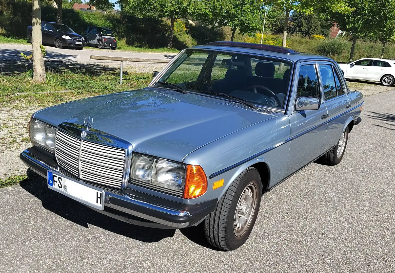 Mercedes-Benz E 230 230 E Синій - 1