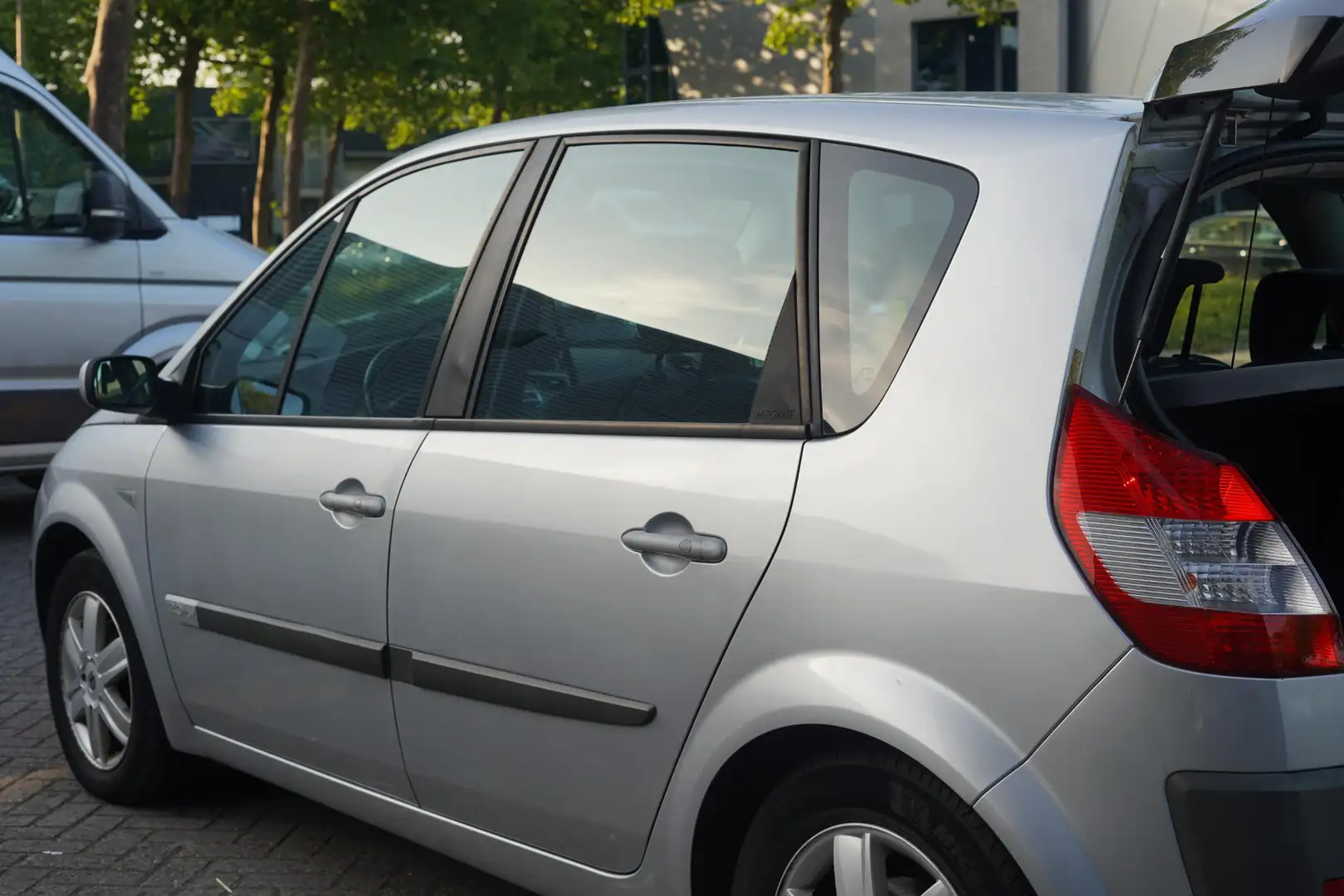 Renault Scenic 2.0-16V Tech Line Grijs - 2