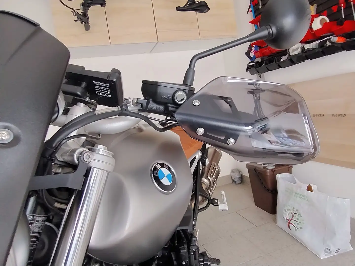 BMW R 12 nineT Scambler Stříbrná - 2