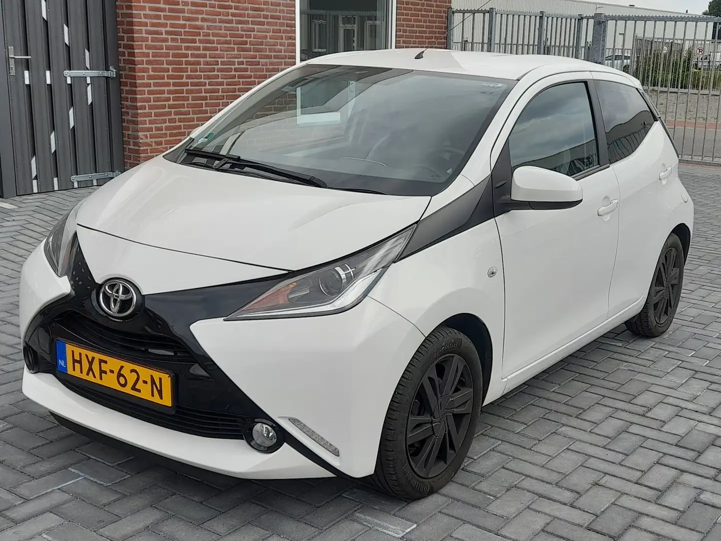 Toyota Aygo 1.0 VVT-i x-play Wit - 2