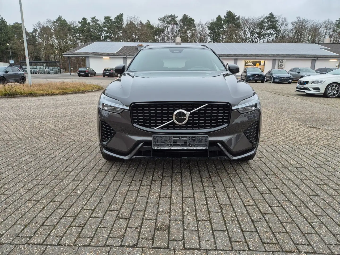 Volvo XC60 T6 R Design Recharge Plug-In Hybrid AWD Grau - 2