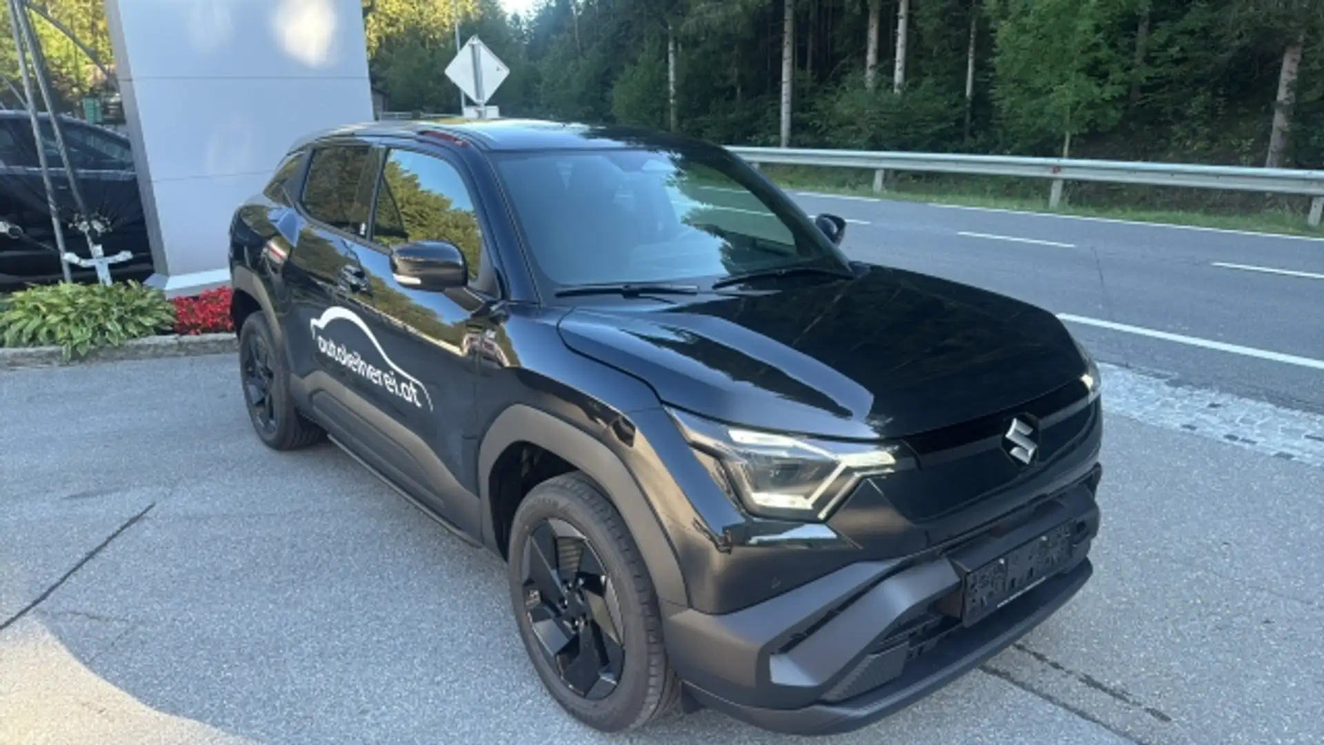 Suzuki Vitara e Vitara 61 kWh GL+ 4WD shine Schwarz - 2
