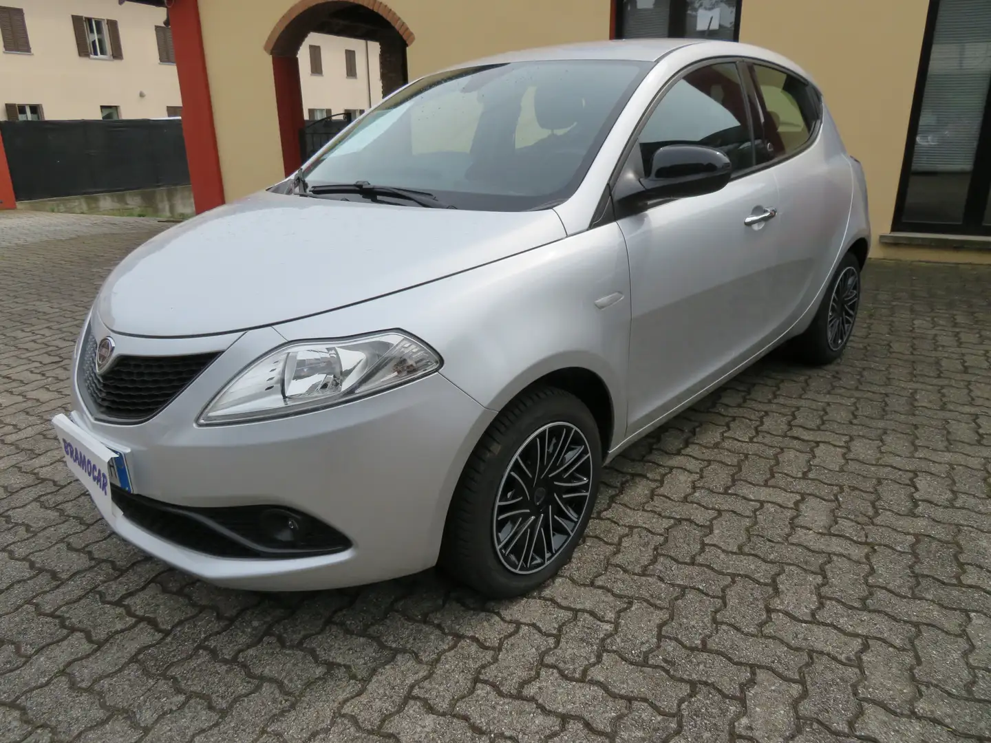 Lancia Ypsilon 1.0 69cv FIREFLY S&S - HYBRID ECOCHIC GOLD - NEOP. Срібний - 1