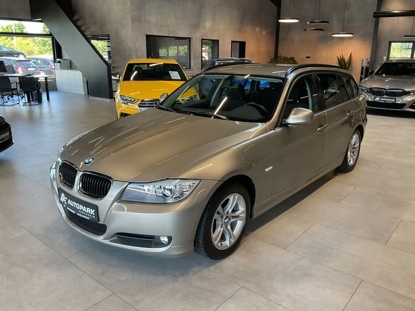 BMW 318 d Touring AHK Klimaautom. Sitzh. PDC Alu Beige - 1
