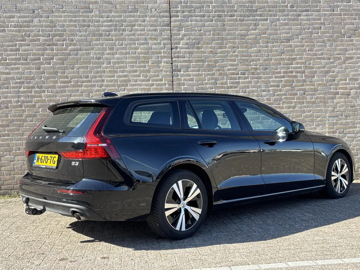 Volvo V60 2.0 B3 Momentum Advantage | € 13.200,- NETTO| Crui Black - 2
