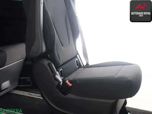 Mercedes-Benz V-Class view 11