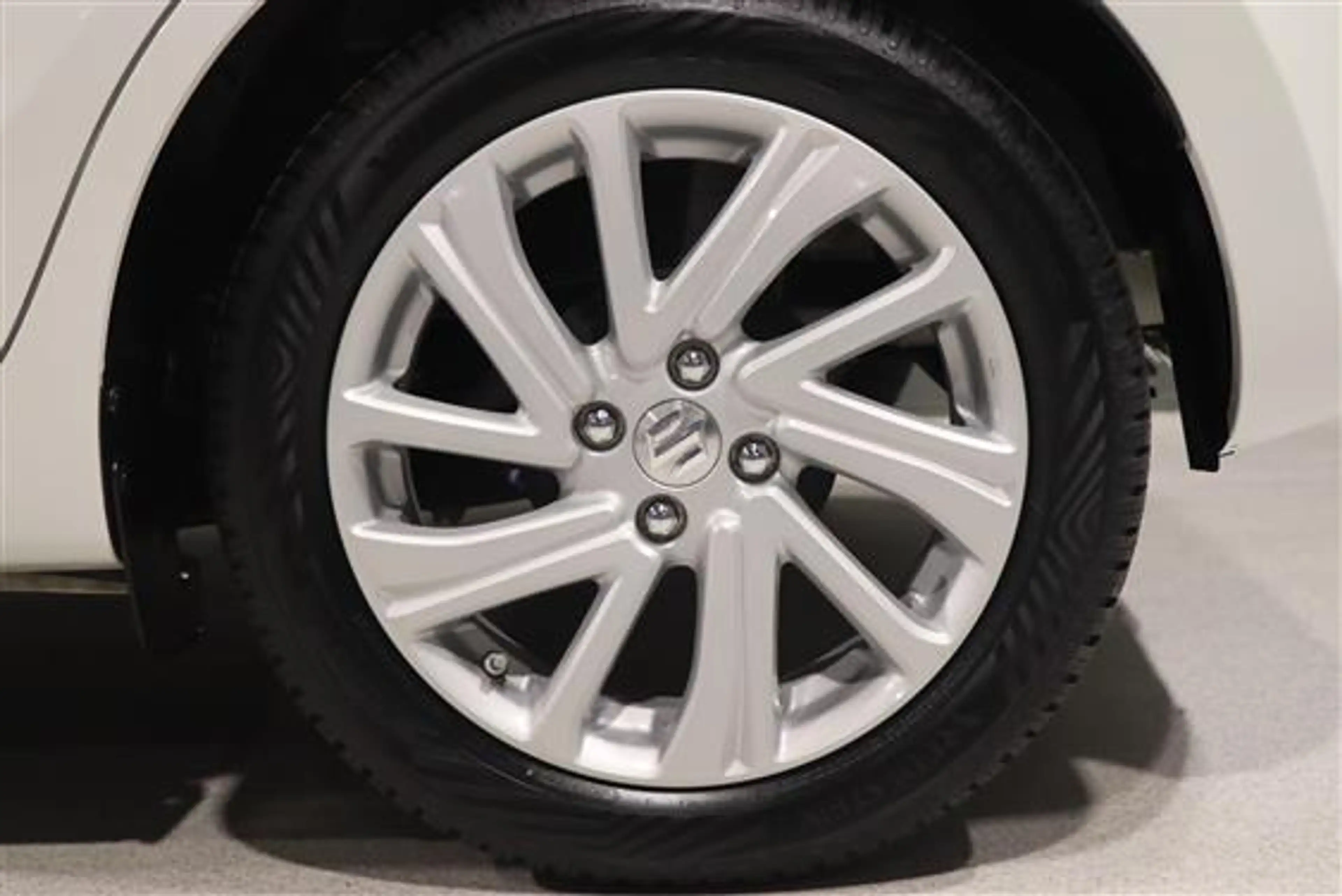 Suzuki Swift 1.2 GL+ MHEV CVT — photo 5