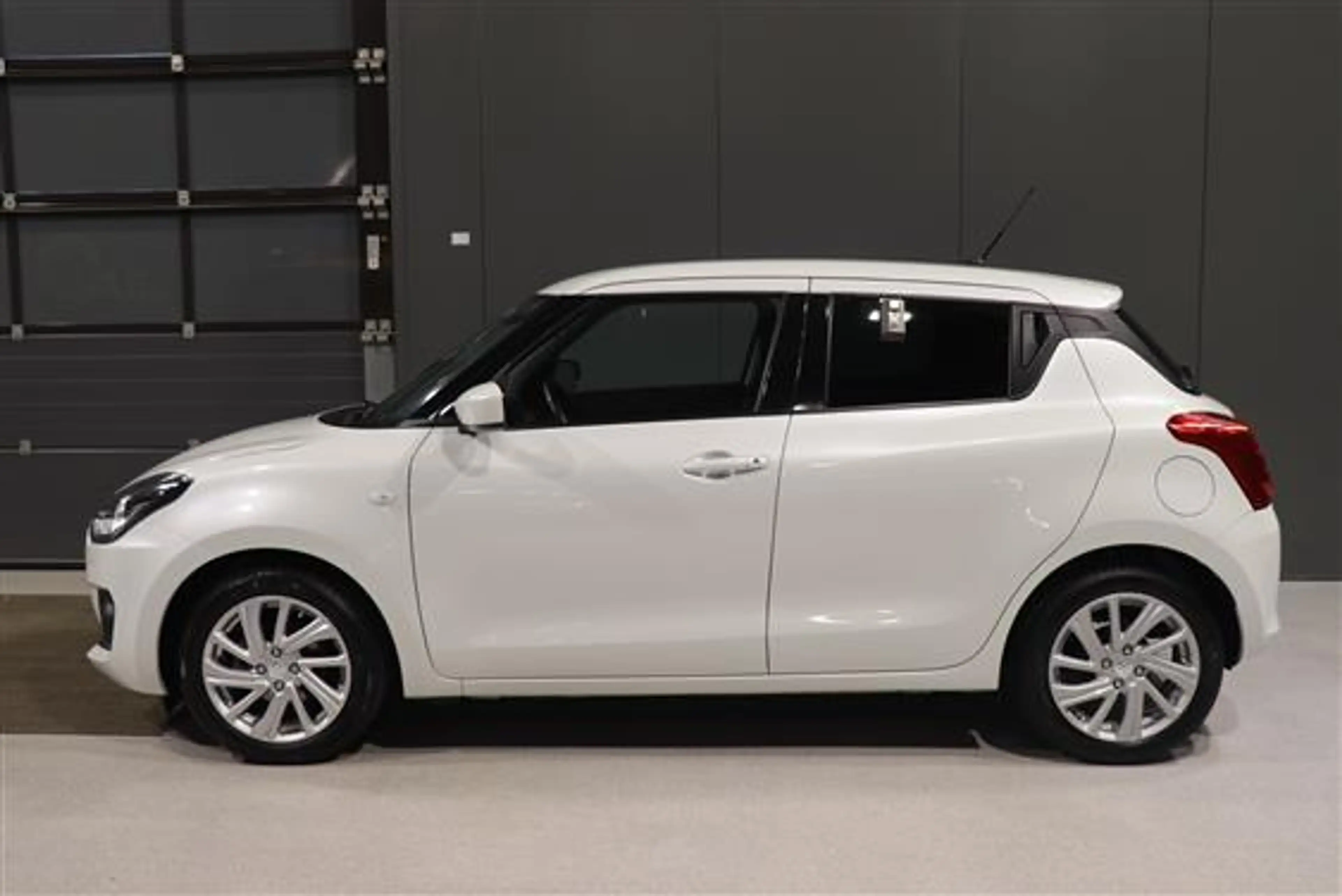Suzuki Swift 1.2 GL+ MHEV CVT — photo 3