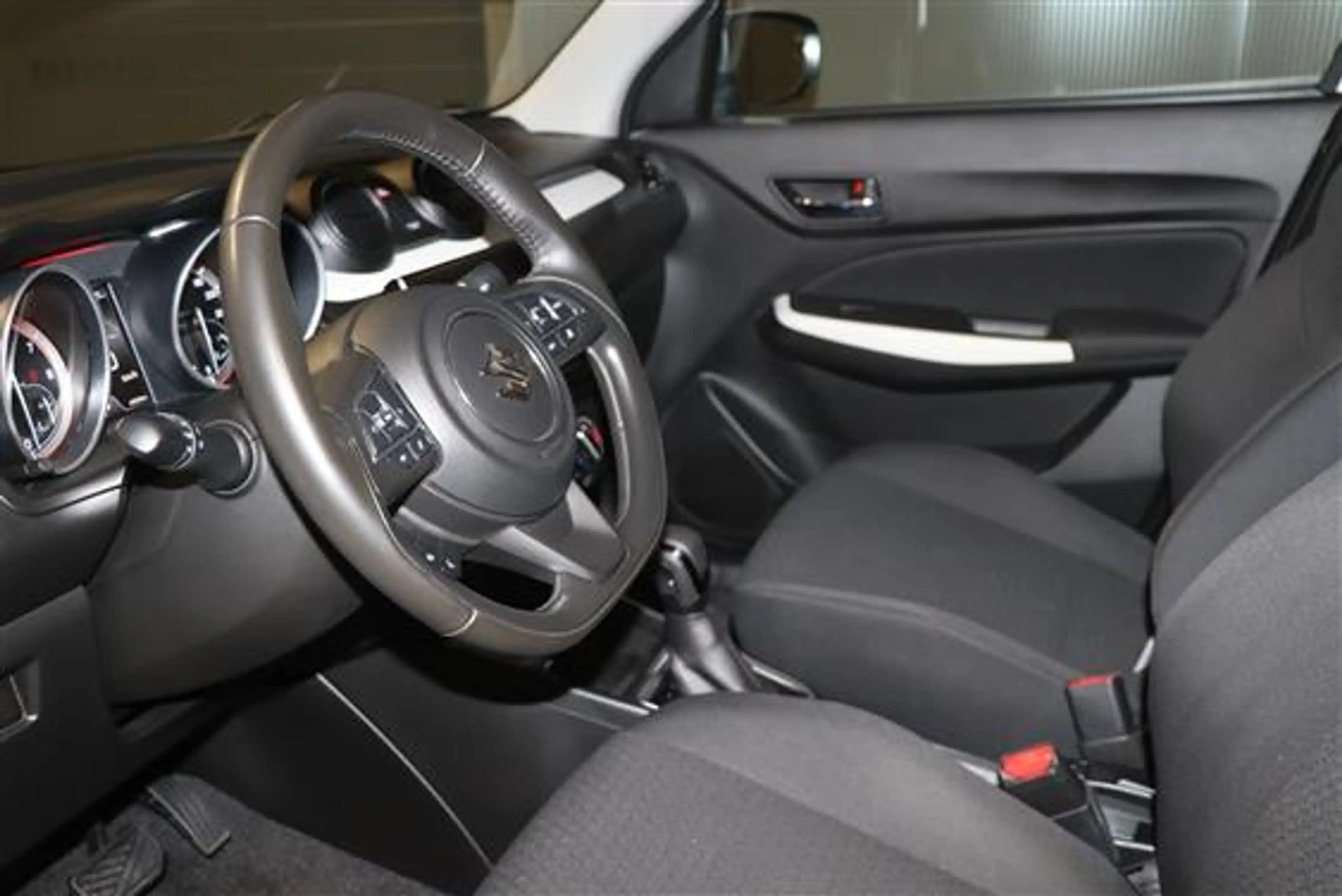 Suzuki Swift 1.2 GL+ MHEV CVT — photo 8