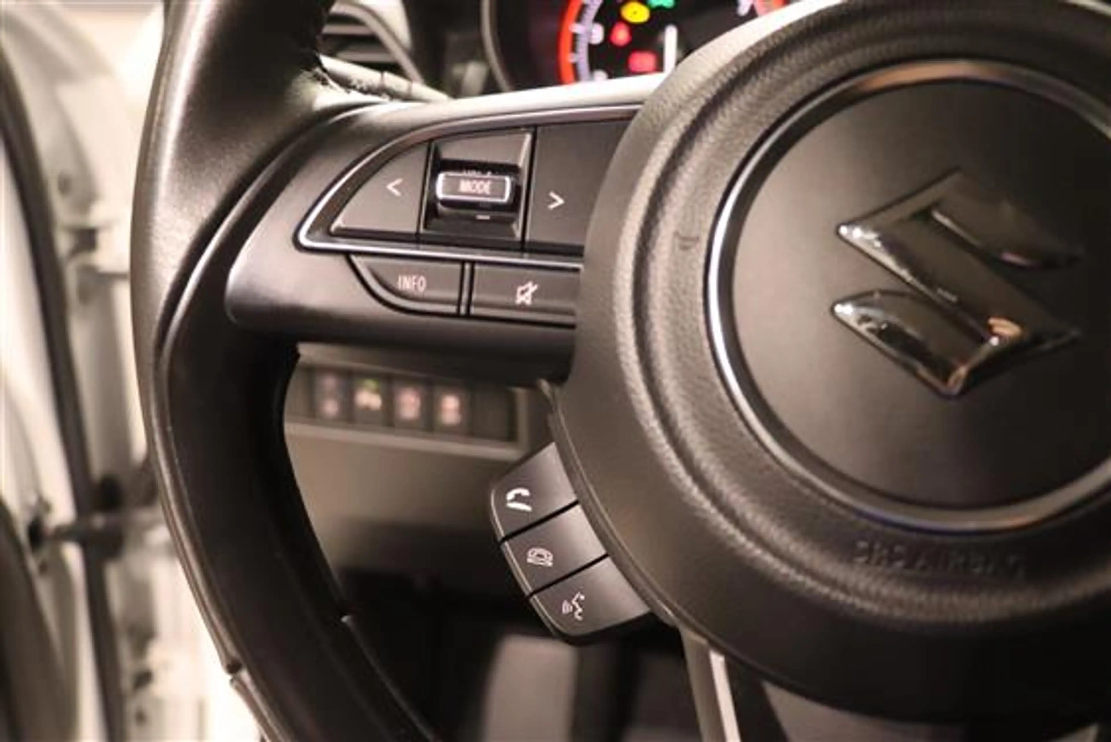 Suzuki Swift 1.2 GL+ MHEV CVT — photo 15