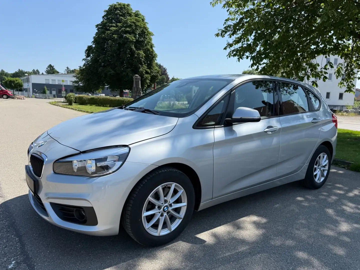 BMW 218 i Active Tourer Tempomat PDC SHZ Silber - 2