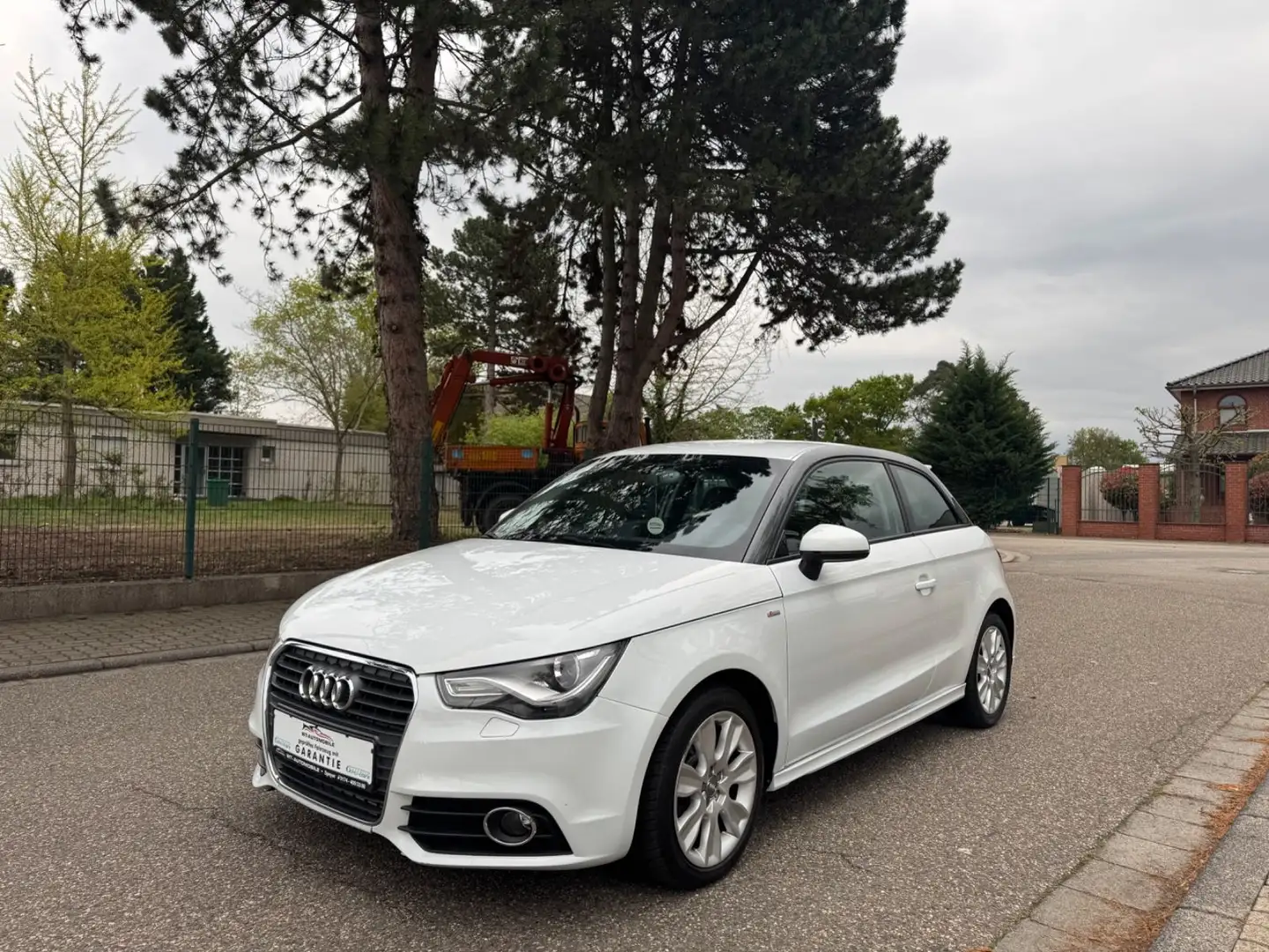 Audi A1 ambition S Line TÜV NEU Garantie 2 Hand Weiß - 1