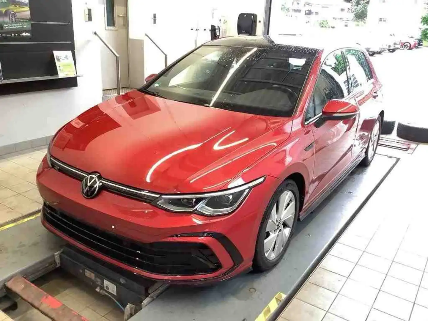 Volkswagen Golf VIII 1.5 TSI R-Line *AHK*PANO*LED*KAMERA* Rood - 2