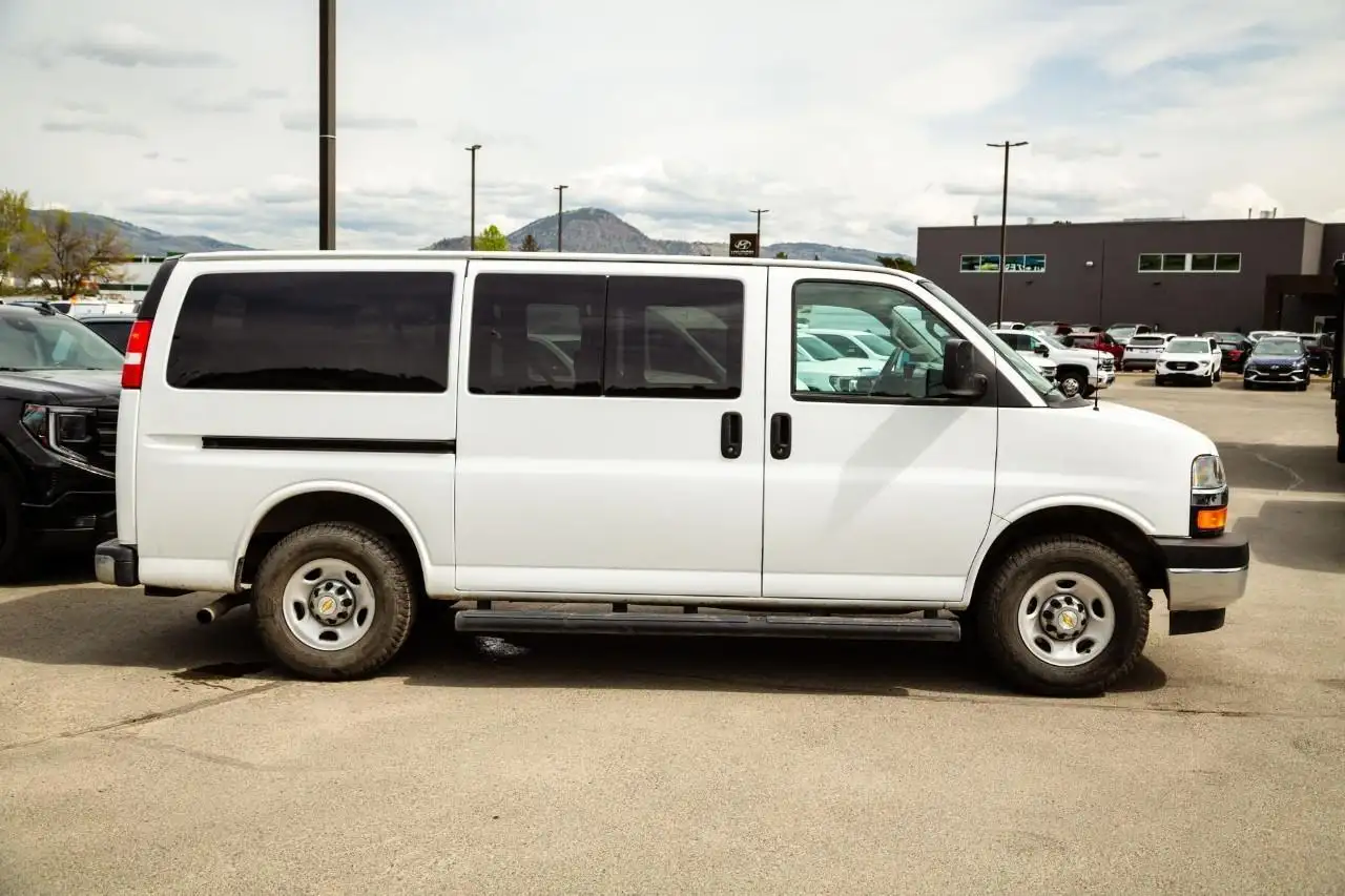 Chevrolet Express Passenger снимка Chevrolet Express Passenger