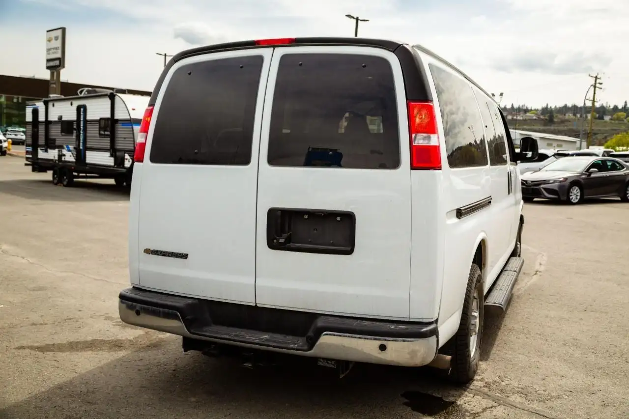 Chevrolet Express Passenger снимка Chevrolet Express Passenger
