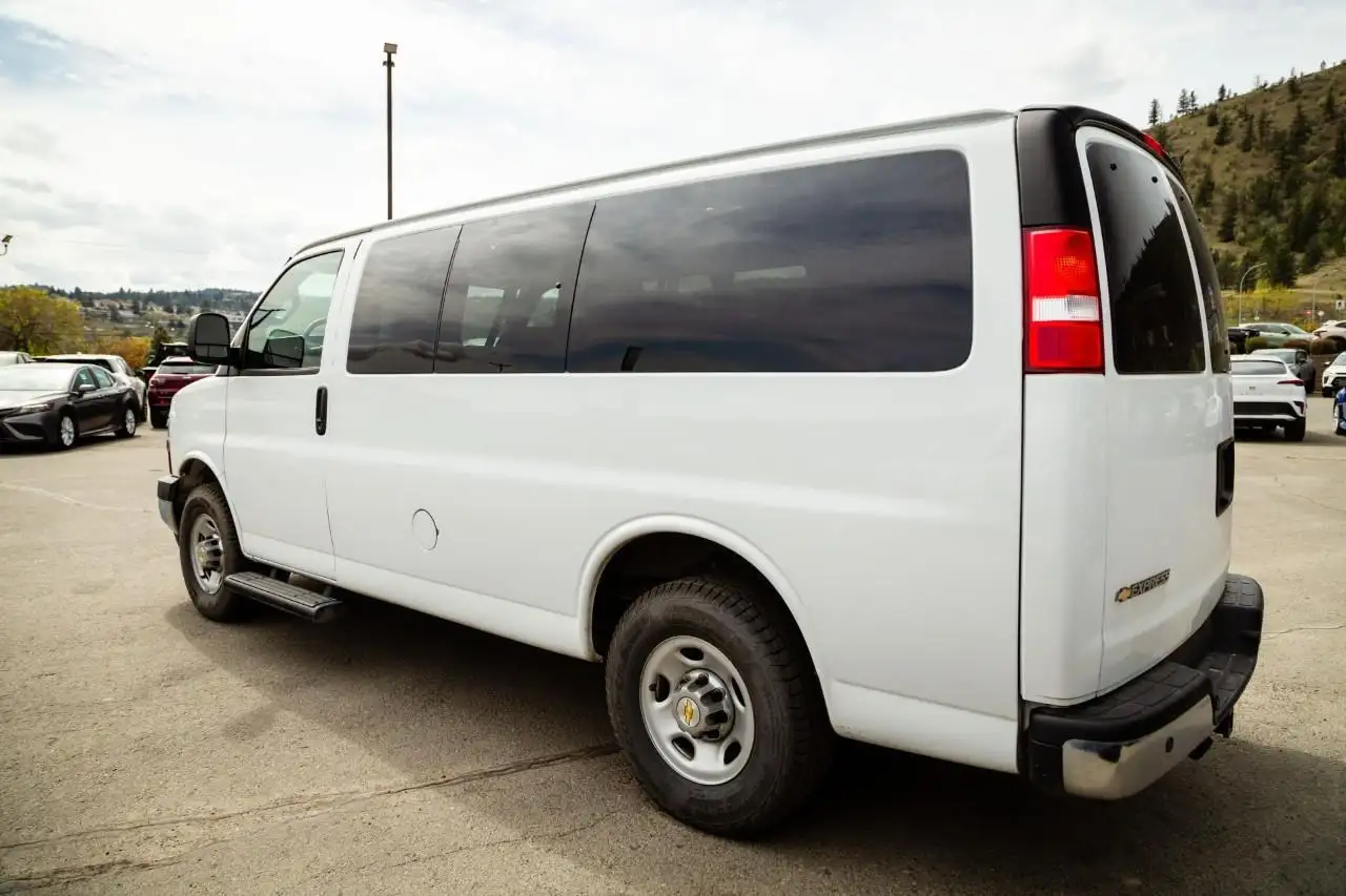 Chevrolet Express Passenger снимка Chevrolet Express Passenger