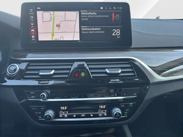 BMW 5 Series view 10