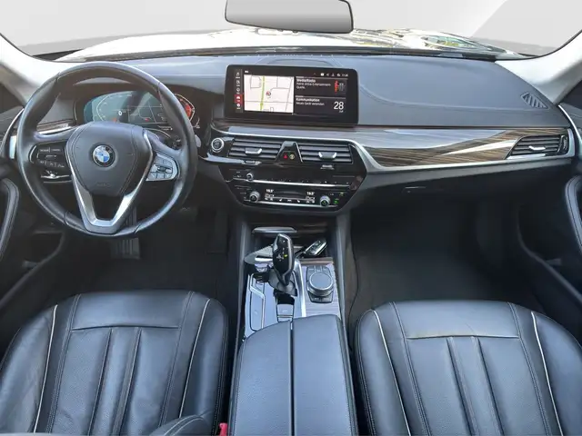 BMW 5 Series view 8