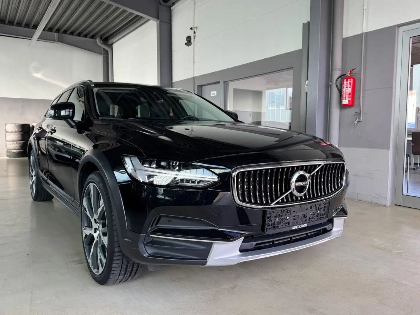 Volvo V90 Cross Country V90 D4 Cross Country AWD+LED+21"LMF+Kamera Noir - 1