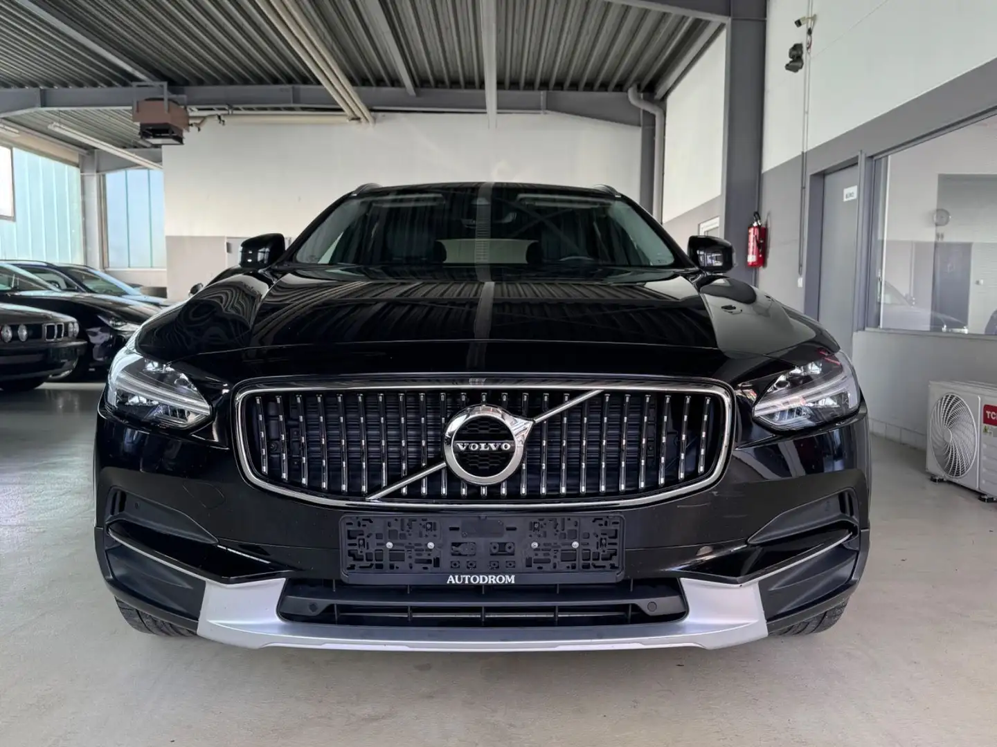 Volvo V90 Cross Country V90 D4 Cross Country AWD+LED+21"LMF+Kamera Noir - 2