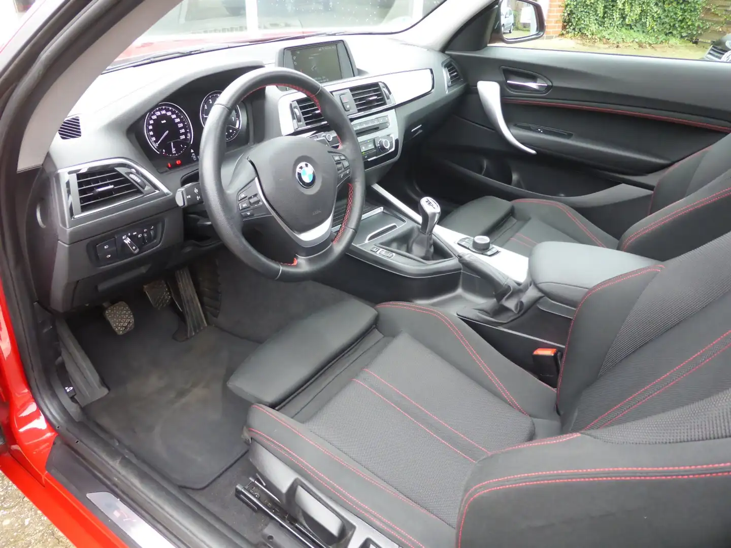 BMW 1er -  118i (F21) facelift Sport Line LED/GSHD/HiF Červená - 2