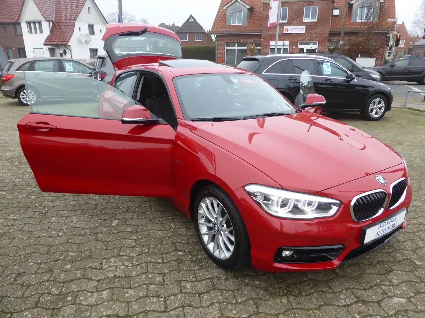 BMW 1er -  118i (F21) facelift Sport Line LED/GSHD/HiF Červená - 1