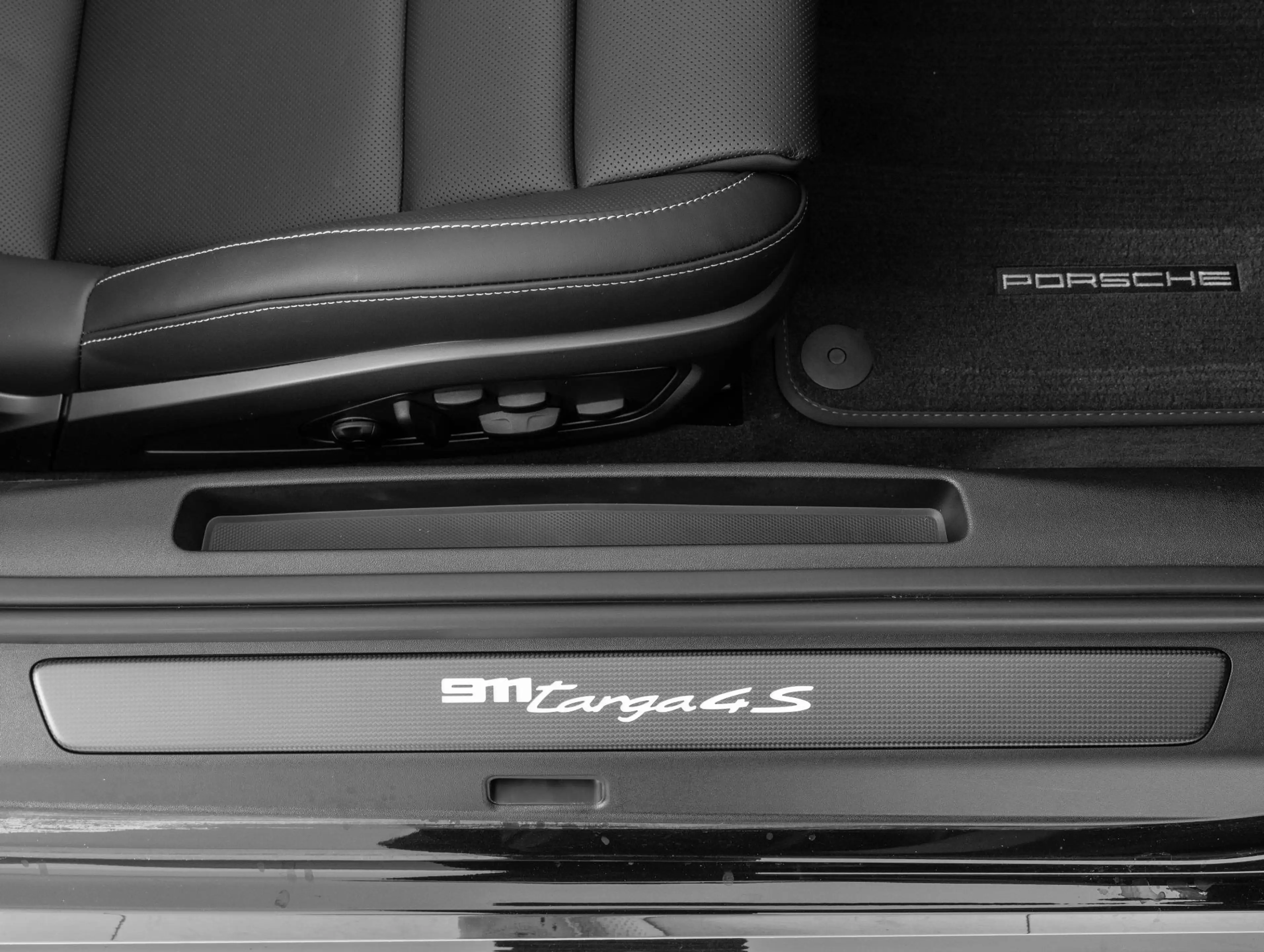 Porsche 992 Targa 4S — photo 28