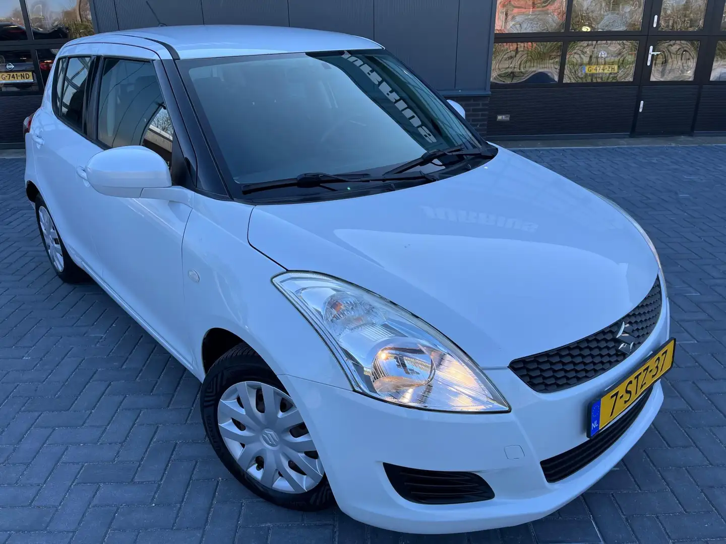 Suzuki Swift 1.2 Comfort EASSS NL.Auto/Airco/5Deurs/all season Bílá - 2