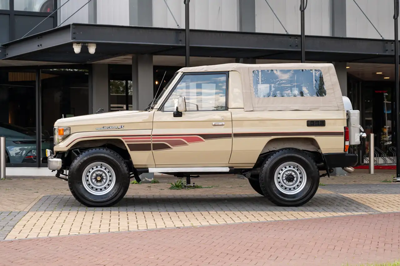 Toyota Land Cruiser FZJ73, foto 2