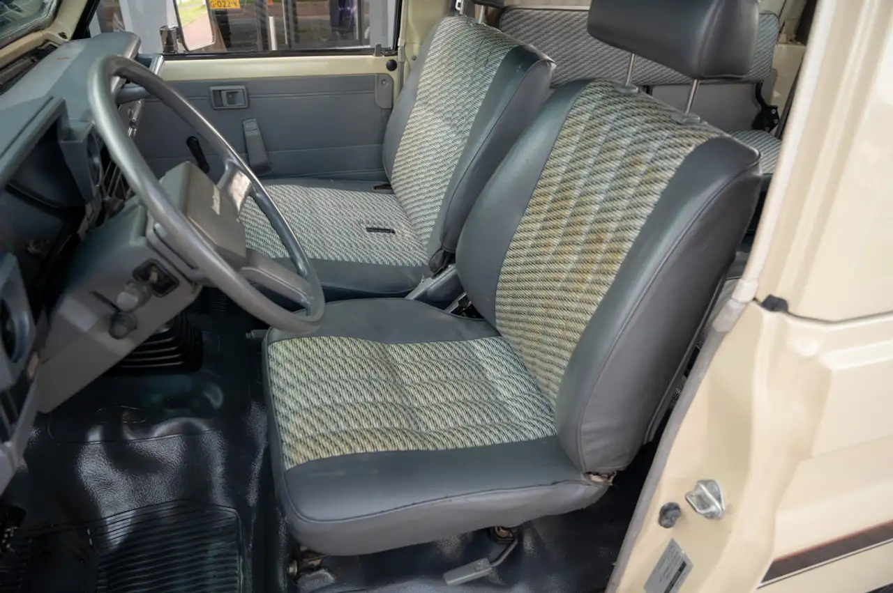 Toyota Land Cruiser FZJ73, foto 7