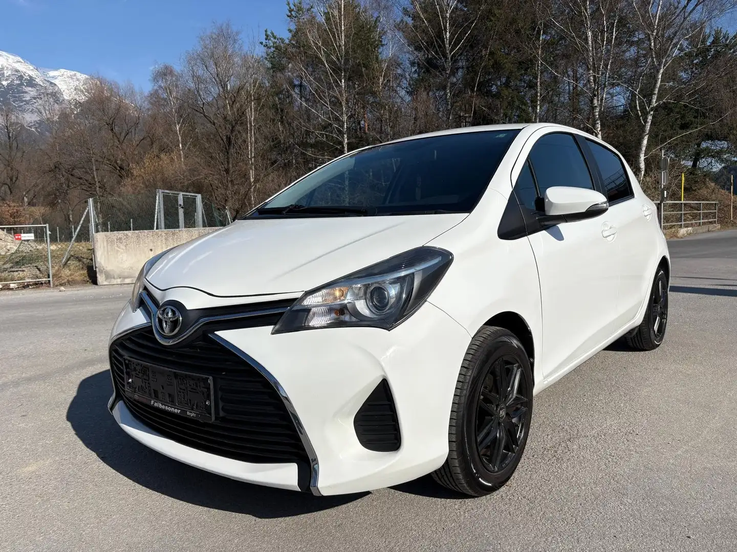 Toyota Yaris 1.3 dVVT-i Weiß - 1