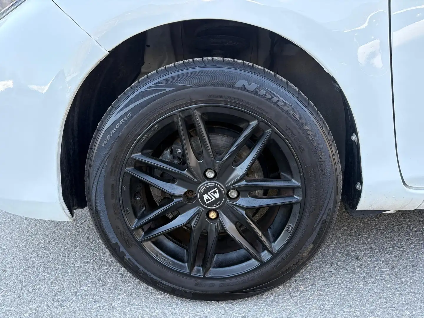 Toyota Yaris 1.3 dVVT-i Weiß - 2