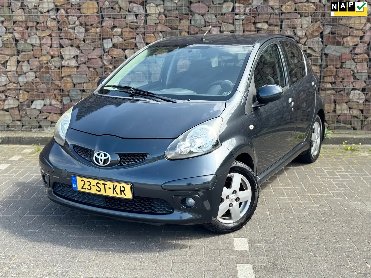 Toyota Aygo 1.0-12V Sport Grijs - 1