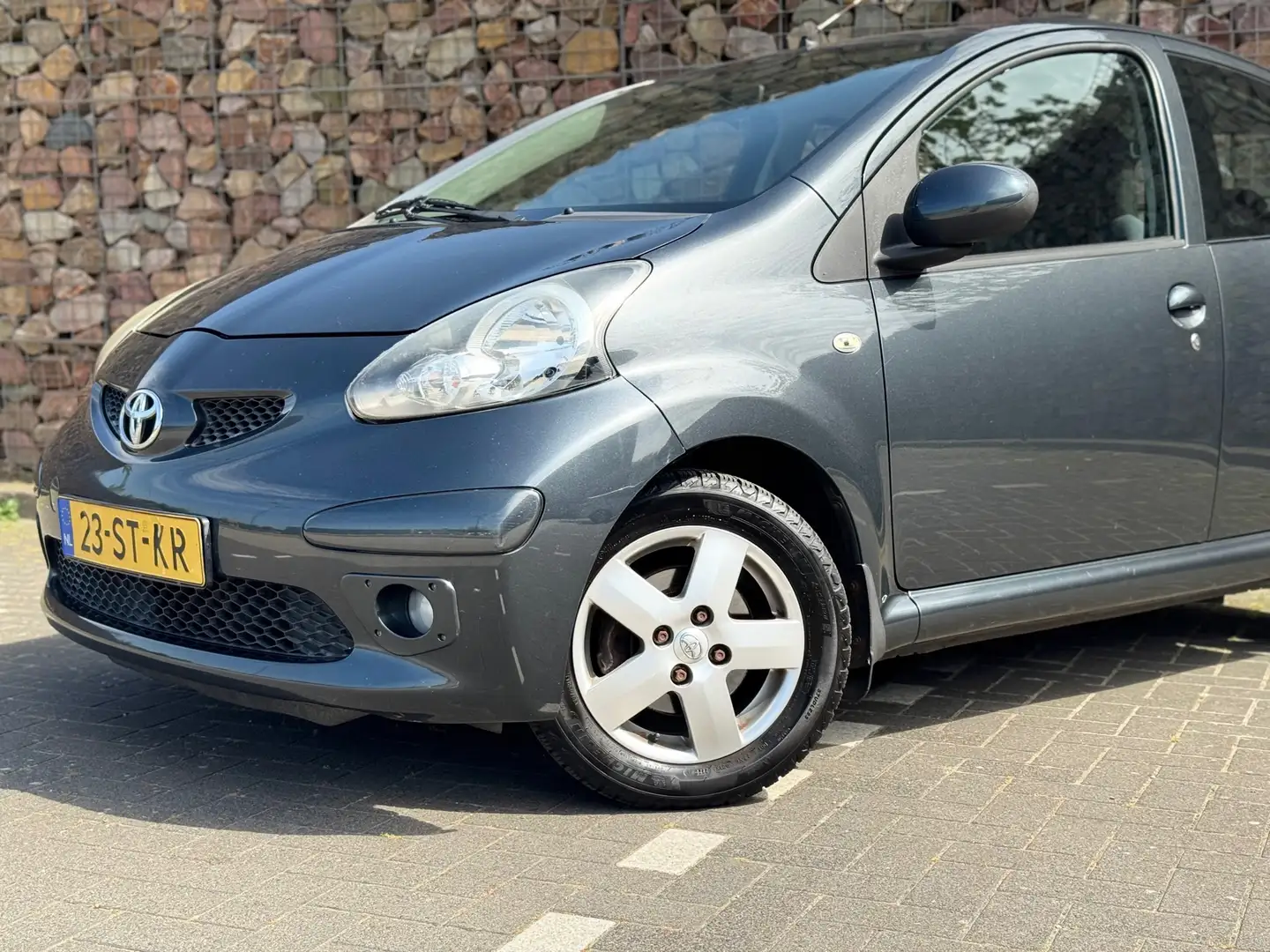 Toyota Aygo 1.0-12V Sport Grijs - 2
