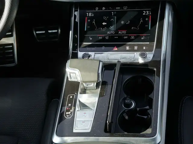 Audi Q7 view 7