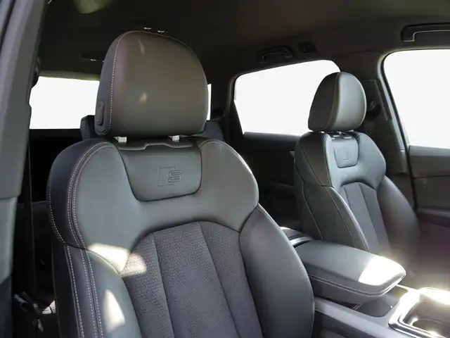 Audi Q7 view 10