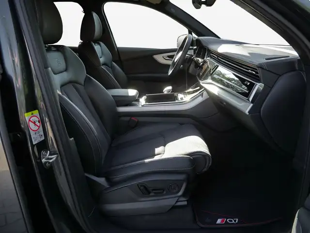 Audi Q7 view 4