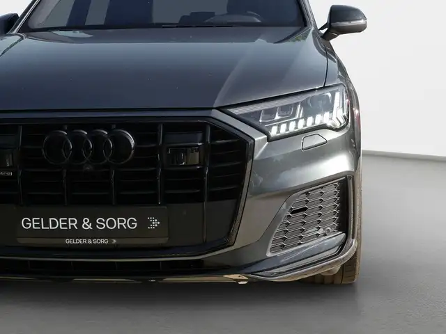 Audi Q7 view 12